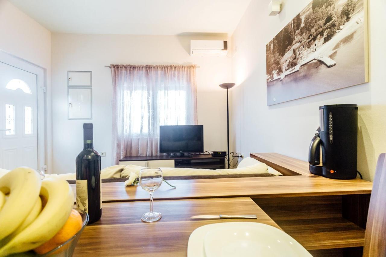 Beachfront Apartments Тиват Екстер'єр фото